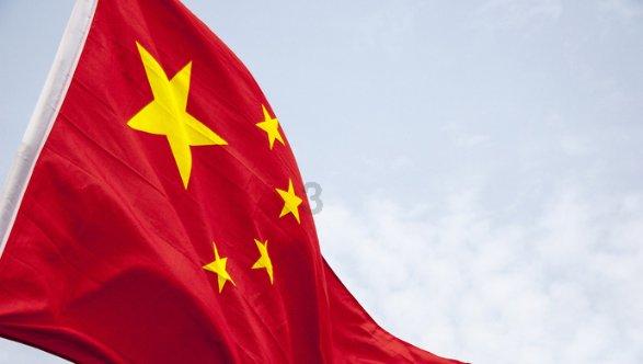 杭州男子开车看手机撞上收费岛，开车看手机发生的事故保险公司赔偿么？